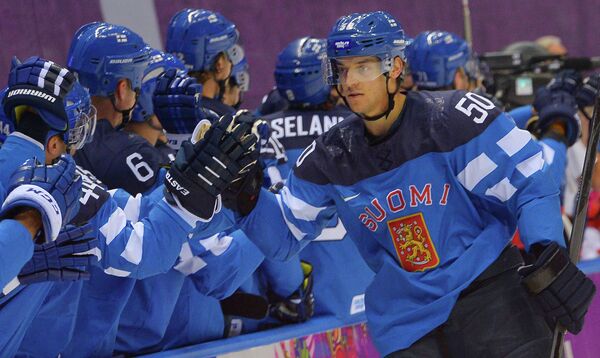 Форвард сборной Финляндии Юхаматти Аалтонен радуется заброшенной шайбе с партнерами по команде