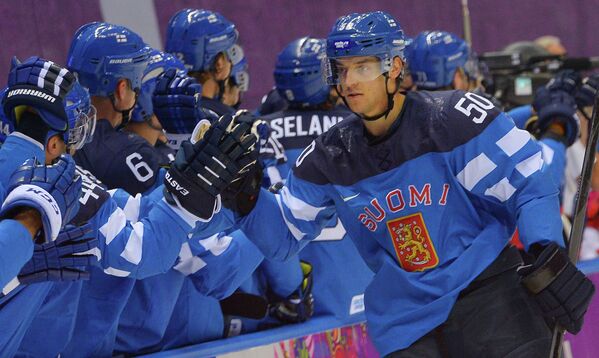Форвард сборной Финляндии Юхаматти Аалтонен радуется заброшенной шайбе с партнерами по команде