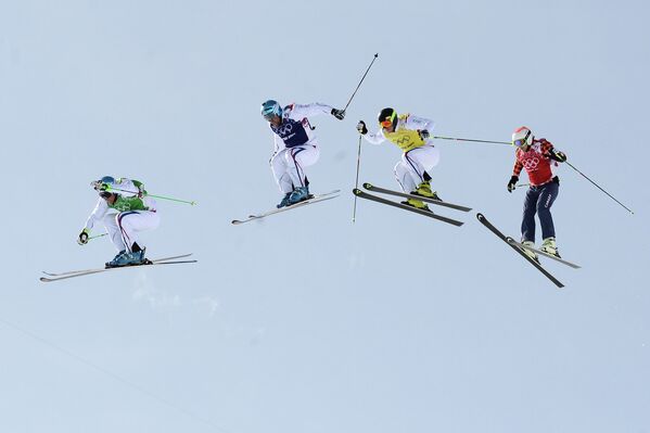 Фристайлисты Жан-Фредерик Шапюи (Франция), Арно Боволента (Франция), Жонатан Мидоль (Франция), Брэди Лемен (Канада) в финале ски-кросса