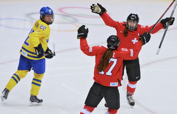 Сара Бенц и Джессика Луц (Швейцария) радуются забитому голу в матче за третье место между сборными командами Швейцарии и Швеции