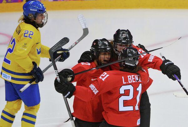 Лаура Бенц, Сара Бенц и Джессика Луц (Швейцария) радуются забитому голу в матче за третье место между сборными командами Швейцарии и Швеции