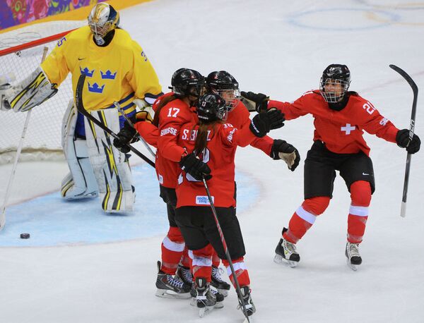 Хоккеистки сборной Швейцарии радуются заброшенной шайбе в ворота шведок