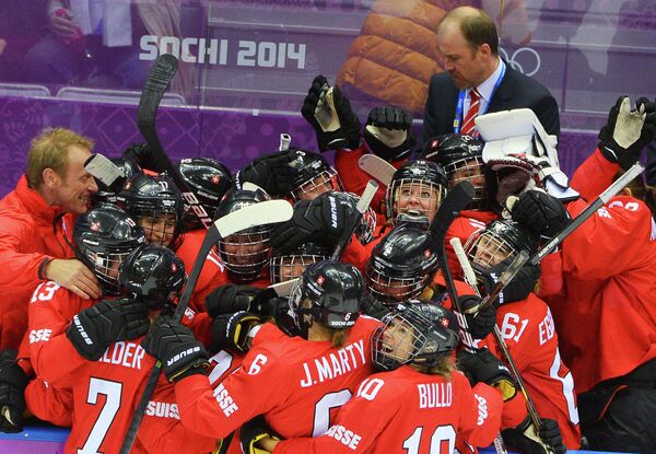Хоккеистки сборной Швейцарии радуются победе в матче за третье место