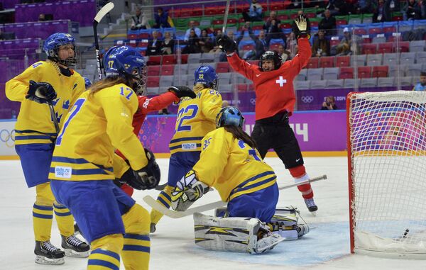 Голкипер сборной Швеции Валентина Валльнер пропускает мяч от хоккеисток сборной Швейцарии