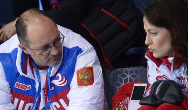 Тренер Томас Липс (Россия) и Екатерина Галкина (Россия) наблюдают за ходом финального матча между сборными командами Швеции и Канады