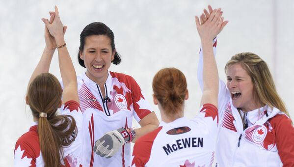 Канадские спортсменки радуются победе в финальном матче между сборными командами Швеции и Канады в соревнованиях по керлингу