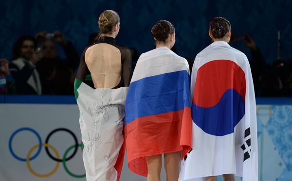 Каролина Костнер (Италия) - бронзовая медаль, Аделина Сотникова (Россия) - золотая медаль, Ким Ю На (Южная Корея) - серебряная медаль (слева направо)