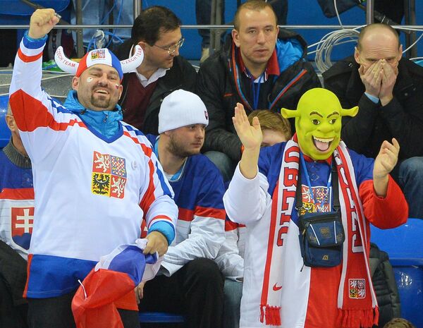 Болельщики сборной Чехии поддерживают свою команду в матче со Словакией