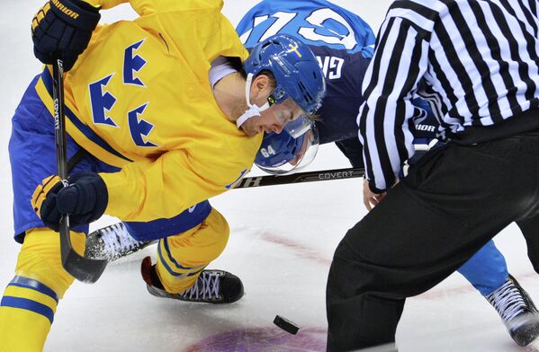 В полуфинальном матче между сборными командами Швеции и Финляндии в соревнованиях по хоккею среди мужчин