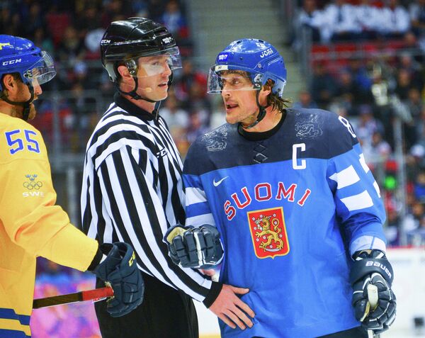 Теему Селянне (Финляндия) в полуфинальном матче между сборными командами Швеции и Финляндии в соревнованиях по хоккею среди мужчин