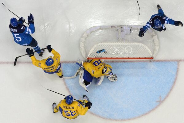 Олли Йокинен (Финляндия) радуется забитому голу в полуфинальном матче между сборными командами Швеции и Финляндии