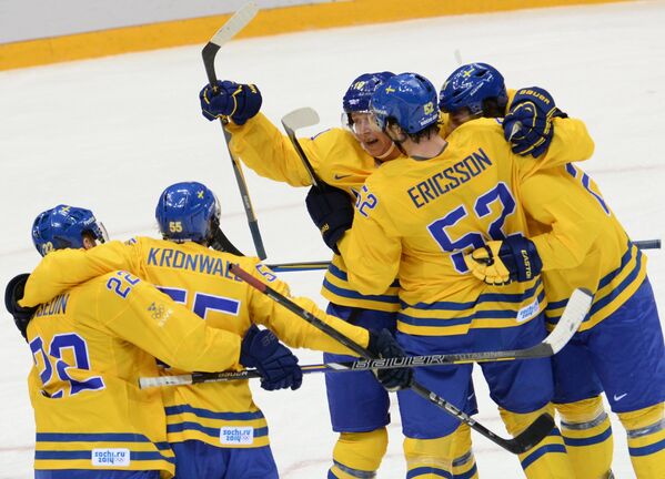 Хоккеисты сборной Швеции радуются заброшенной шайбе в ворота финнов