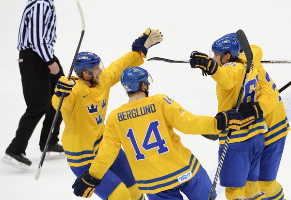 Хоккеисты Швеции радуются забитой шайбе