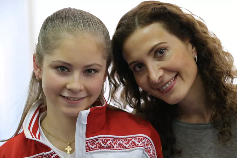 Олимпийская чемпионка по фигурному катанию Юлия Липницкая с тренером Этери Тутберидзе Олимпийская чемпионка по фигурному катанию Юлия Липницкая с тренером Этери Тутберидзе