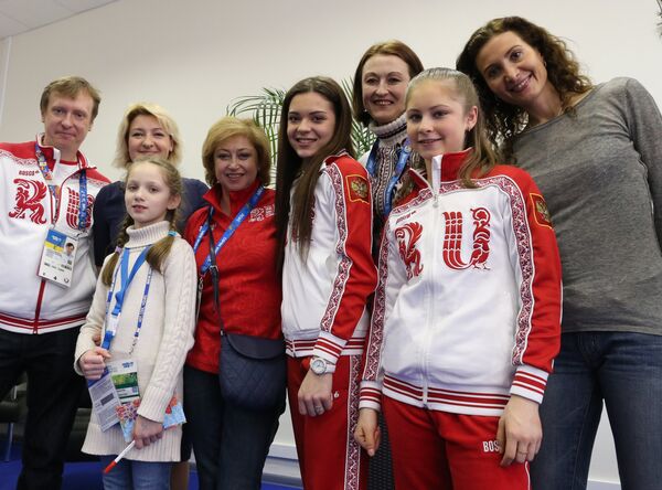 Российские фигуристки Аделина Сотникова и Юлия Липницкая ( пятая и седьмая в первом ряду)