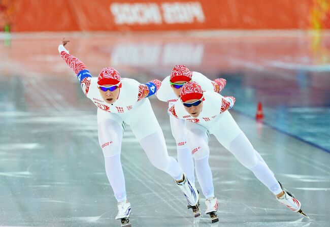 Спортсменки сборной России Ольга Граф, Екатерина Лобышева, Юлия Скокова на дистанции в четвертьфинале командной гонки