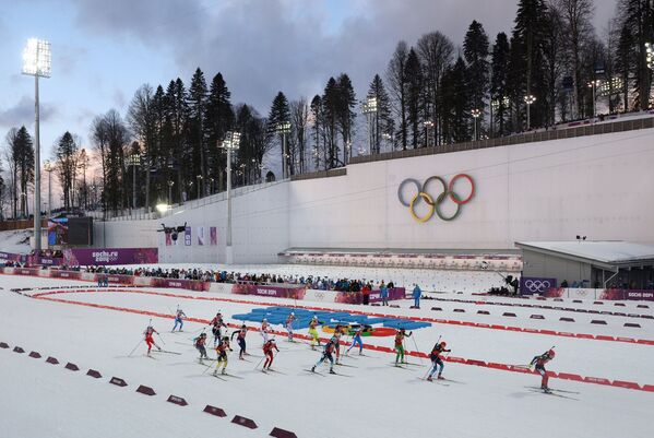 Спортсменки на дистанции эстафетной гонки в соревнованиях по биатлону среди женщин на XXII зимних Олимпийских играх в Сочи