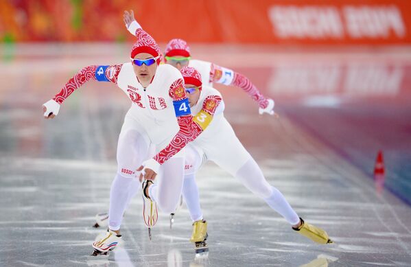 Спортсмены сборной России на дистанции в финале командной гонки преследования на соревнованиях по конькобежному спорту среди мужчин