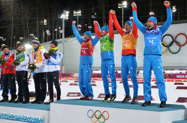 Биатлонная сборная России на пьедестале после эстафеты на ОИ