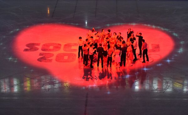Фигуристы во время показательного выступления на XXII зимних Олимпийских играх в Сочи