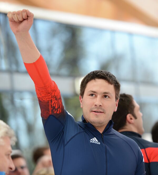 Александр Касьянов (Россия) на финише в финальном заезде четверок на соревнованиях по бобслею