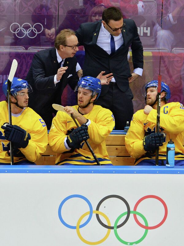 Главный тренер Пер Мортс (Швеция) дает указания игрокам в финальном матче ОИ-2014