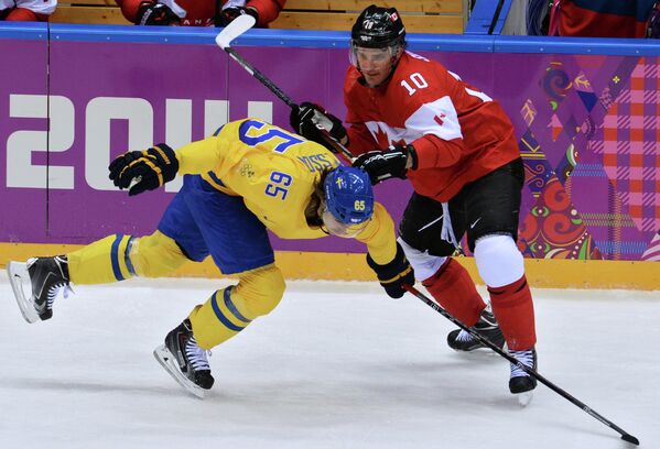 Эрик Карлссон (Швеция) и Патрик Шарп (Канада) в финальном матче между сборными командами Швеции и Канады