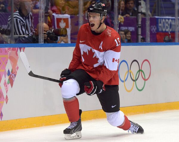 Джонатан Тэйвз (Канада) радуется забитому голу в финальном матче между сборными командами Швеции и Канады в соревнованиях по хоккею среди мужчин на XXII зимних Олимпийских играх в Сочи.