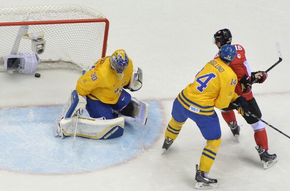 Вратарь Хенрик Лундквист (Швеция) пропускает гол в свои ворота в финальном матче между сборными командами Швеции и Канады