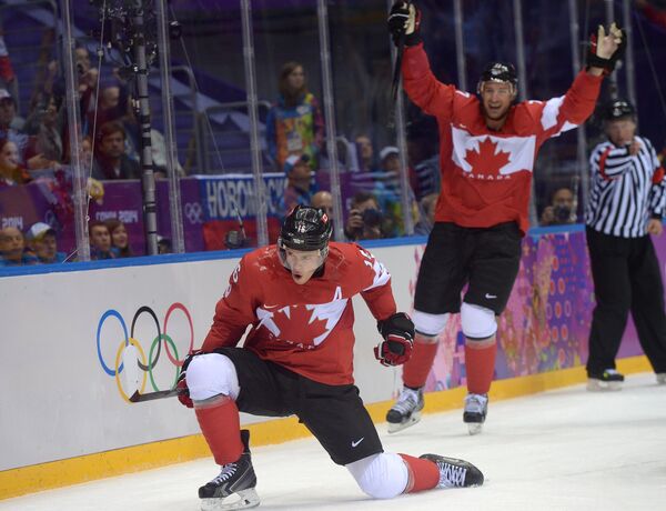 Игроки сборной Канады радуются забитому голу в финальном матче между сборными командами Швеции и Канады