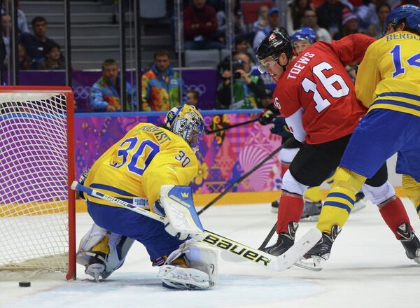 Джонатан Тэйвс (Канада) забивает гол в ворота Хенрика Лундквиста (Швеция) в финальном матче между сборными командами Швеции и Канады