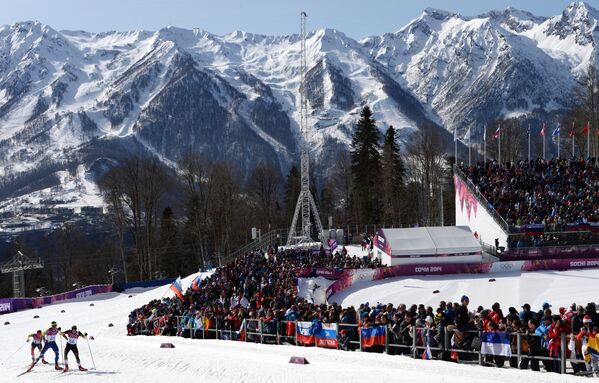 Спортсмены на дистанции масс-старта в соревнованиях по лыжным гонкам среди мужчин на XXII зимних Олимпийских играх в Сочи