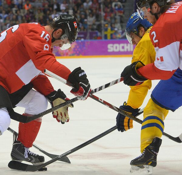 Джонатан Тэйвз (Канада), Даниэль Альфредссон (Швеция) и Данкан Кит (Канада) в финальном матче между сборными командами Швеции и Канады
