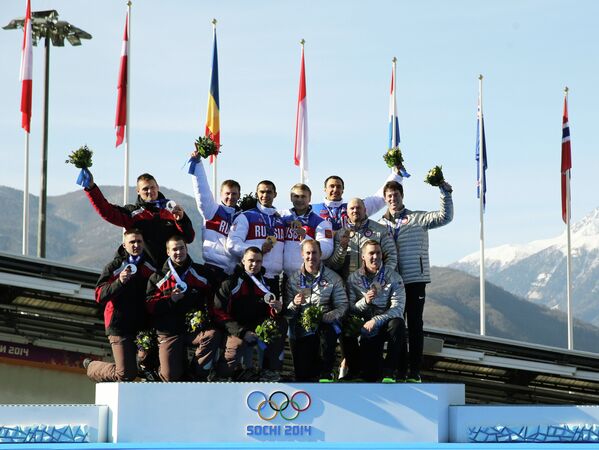 Призеры соревнований четверок по бобслею среди мужчин на XXII зимних Олимпийских играх в Сочи во время медальной церемонии