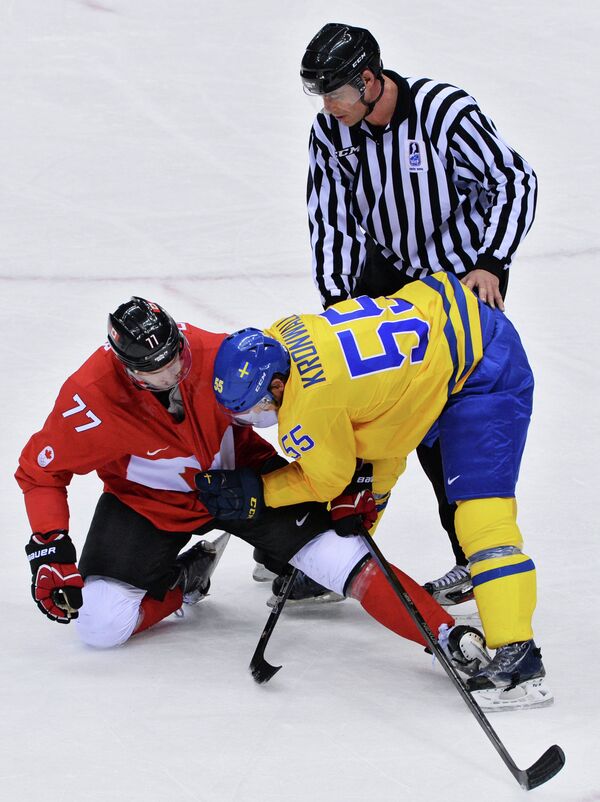 Джефф Картер (Канада) и Никлас Кронвалль (Швеция) в финальном матче между сборными командами Швеции и Канады