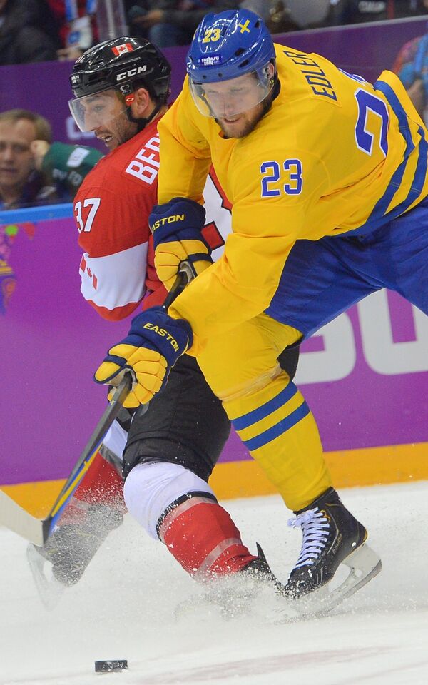 Патрис Бержерон (Канада) и Александр Эдлер (Швеция) в финальном матче между сборными командами Швеции и Канады