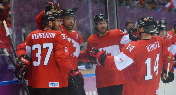 Канадские игроки радуются забитому голу в финальном матче между сборными командами Швеции и Канады