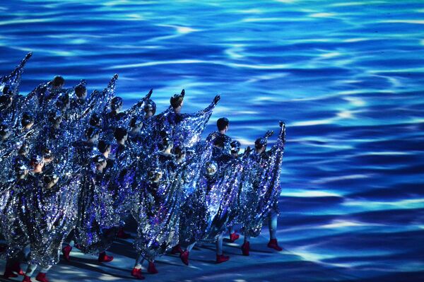Артисты во время театрализованного представления на церемонии закрытия XXII зимних Олимпийских игр в Сочи