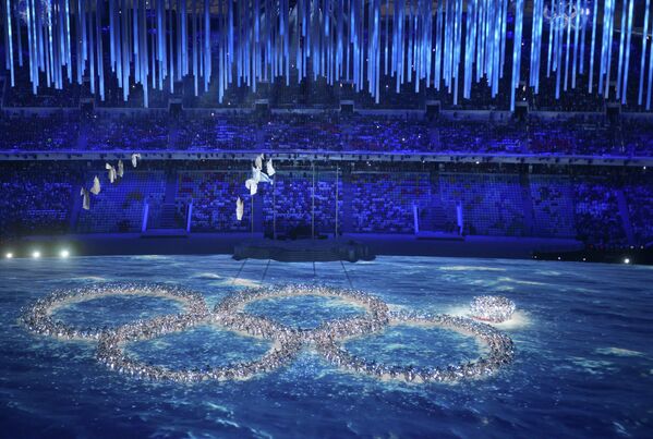 Артисты во время церемонии закрытия XXII зимних Олимпийских игр в Сочи