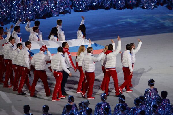 Вынос российского флага во время церемонии закрытия XXII зимних Олимпийских игр в Сочи