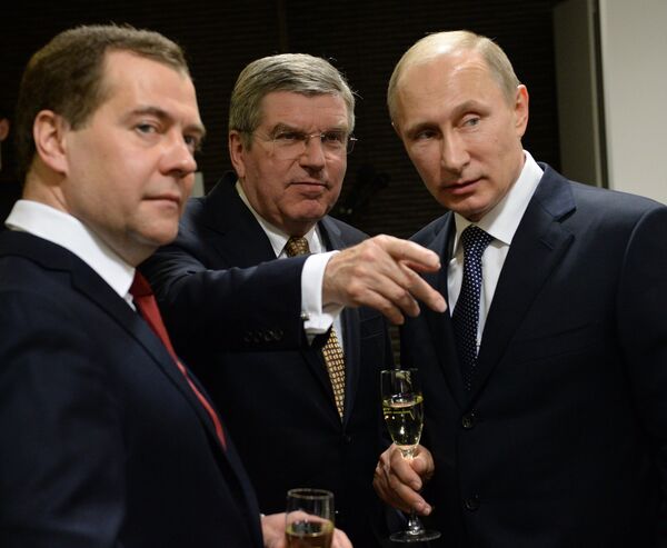 Владимир Путин (справа), Томас Бах (в центре) и Дмитрий Медведев