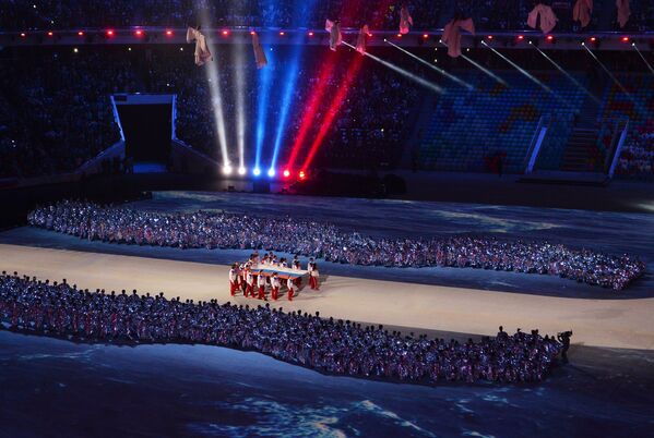 Вынос российского флага во время церемонии закрытия