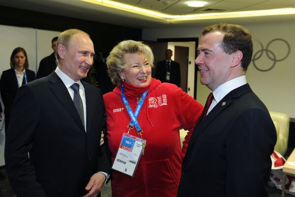 Владимир Путин, Дмитрий Медведев и Татьяна Тарасова (по центру)