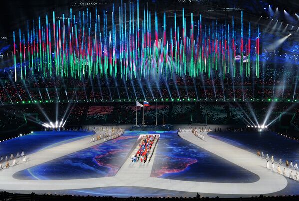 Парад знамен на церемонии закрытия XXII зимних Олимпийских игр в Сочи