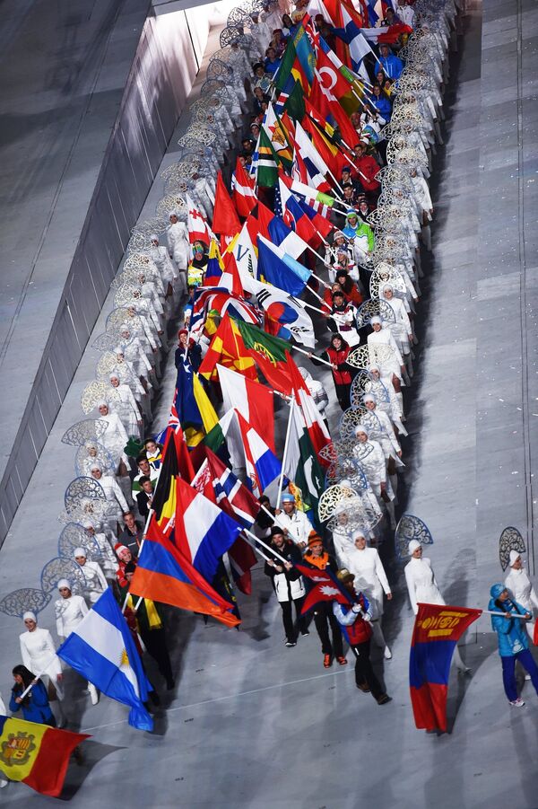 Парад знамен на церемонии закрытия