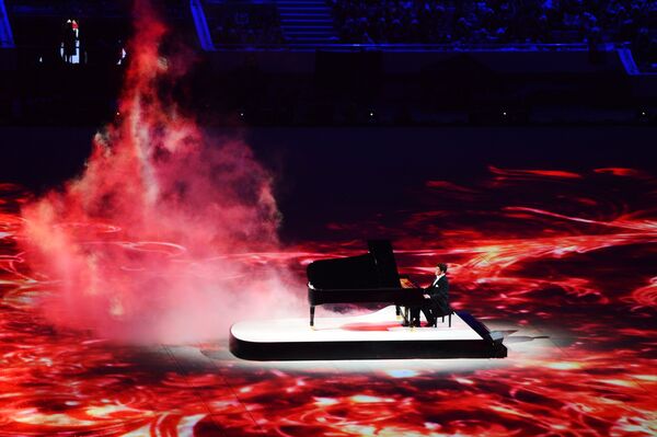 Пианист Денис Мацуев выступает на церемонии закрытия