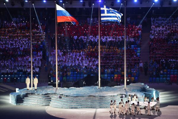 Вынос Олимпийского флага на церемонии закрытия