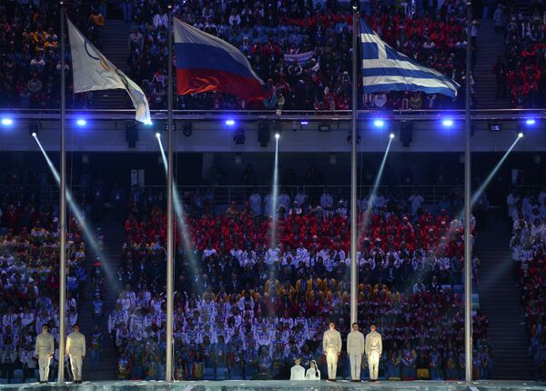 Подъем государственного флага Греции на церемонии закрытия