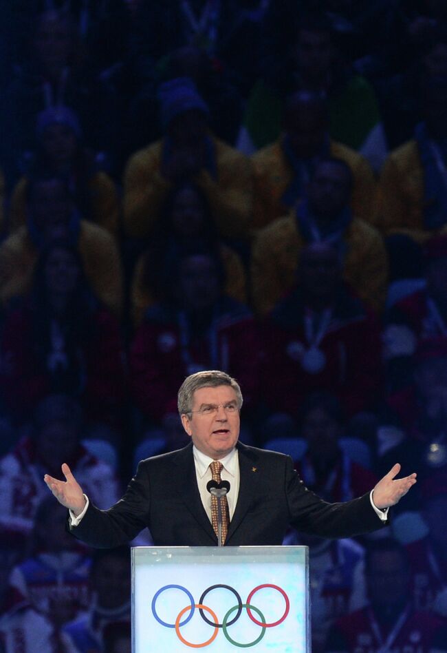 Президент Международного олимпийского комитета Томас Бах выступает с речью на церемонии закрытия XXII зимних Олимпийских игр в Сочи