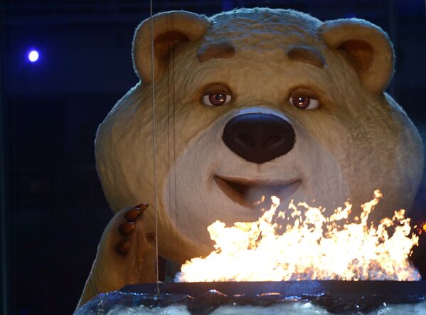 Талисман XXII зимних Олимпийских игр Мишка на церемонии закрытия